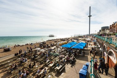 İnsanlar dinlen Brighton costline Restoranlar, Manş Denizi, kule i360 içinde