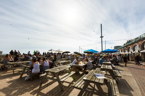 As pessoas têm descanso em restaurantes costeiros de Brighton, canal inglês, torre i360 — Fotografia de Stock