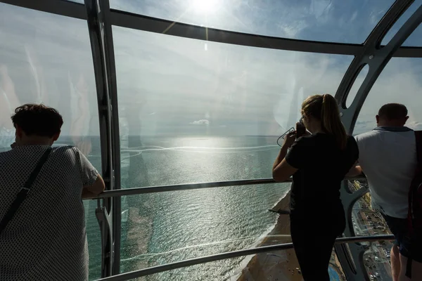 Los visitantes disfrutan de la vista de la costa de Brighton desde una vista de pájaro —  Fotos de Stock