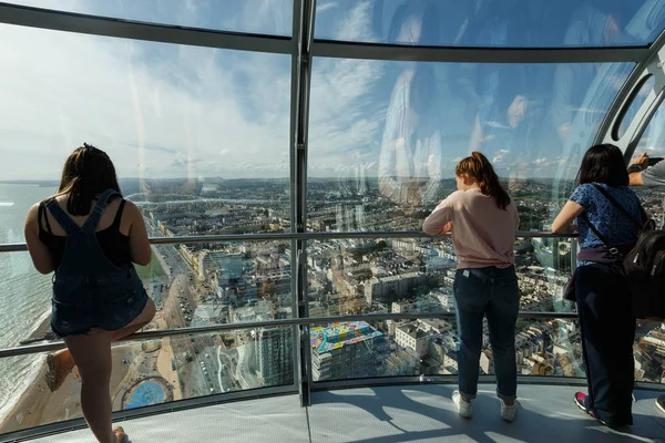 Visitors enjoy the view of Brighton coastline from a birds-eye view — Stock Photo, Image