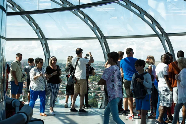 Los visitantes disfrutan de la vista de la costa de Brighton desde una vista de pájaro —  Fotos de Stock