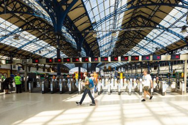 Turnike Brighton platformlarının çıkış için tren istasyonu şehir, İngiltere