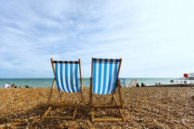 İki şeritli katlanır sandalye sahil Brighton, bilinmeyen insanlar üzerinde boş