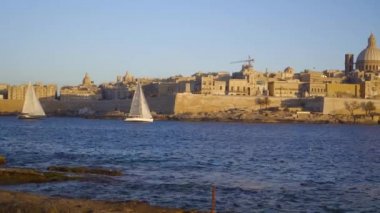 Spor yatları limana girdi, Bazilika Valletta, Malta 'daki Leydi Mount Carmel