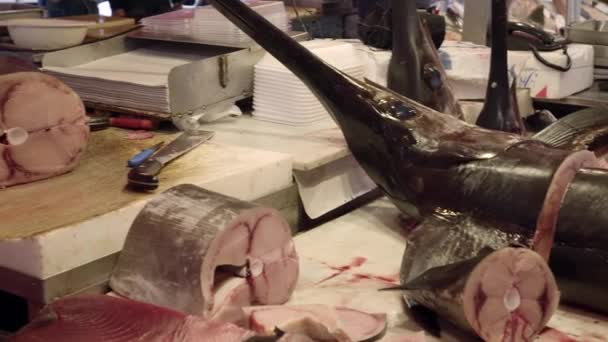 Catania Piscaria Mercato del Pesce teller, grote stukken verse zwaardvis — Stockvideo