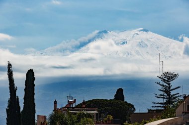 Kar, anormal soğuk bahar mevsiminde Etna volkanını kapladı, Taormina, Sicilya