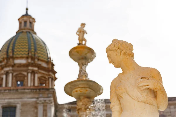 Praetorian szökőkút figurái a Piazza Pretoria, San Giuseppe dei Teatini kupolában — Stock Fotó