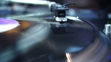 Turntable Stylus düşüyor. Siyah 33 devir rekoru çalıyor..