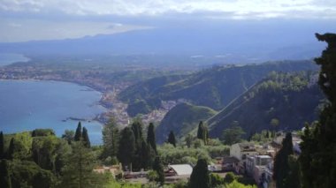 Antik Yunan amfitiyatro duvarlarından Taormina 'nın havadan görünüşü, İyon Denizi manzarası