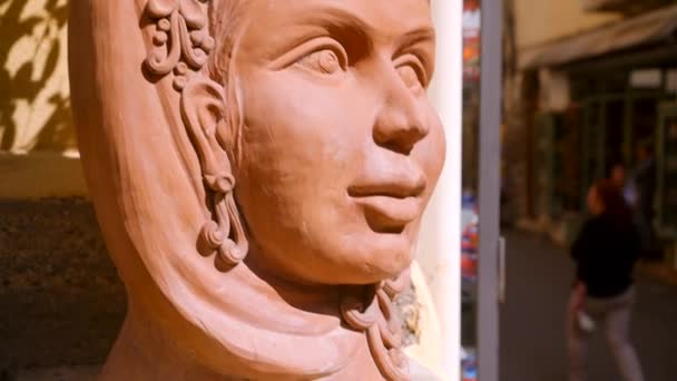 Геральдические символы: глиняная голова легендарной сицилийской женщины и керамическая тринакрия — стоковое видео