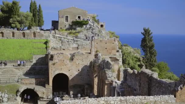 Массовый туризм в древнегреческом амфитеатре, Таормина, вид на Ионическое море — стоковое видео