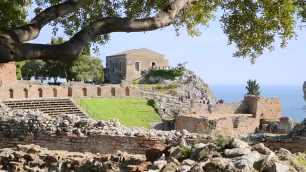 Turismo de masas en el anfiteatro griego antiguo, Taormina, vista al mar Jónico — Vídeo de stock