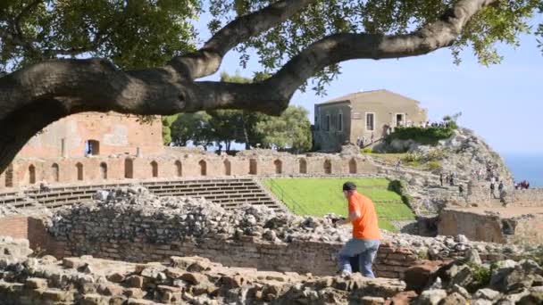 Tourist makes a mobile photo of a spectacular view of the Greek amphitheater — Stock Video