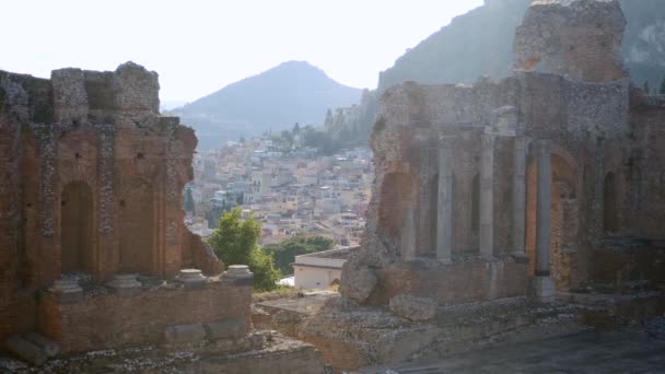 Dech beroucí pohled na starověké řecké amfiteátr, Taormina, Jónského moře, Etna — Stock video