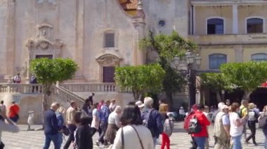 Sicilya 'daki kalabalık güneşli Meydan Piazza IX Aprile kasabası Taormina' daki insanlar