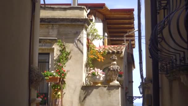 Sicilya 'nın güneşli caddesinde, Taorina' nın dekore ettiği evlerin inanılmaz detayları. — Stok video