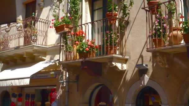 Dettagli sorprendenti di popolare accogliente Taorina decorare case, strada soleggiata della Sicilia — Video Stock