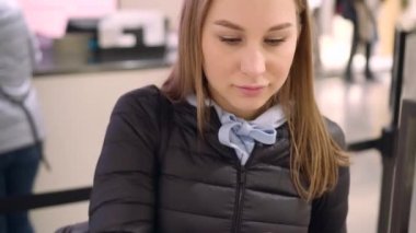 Güzel bir kadın tat almayı dener, bir mağazanın parfüm reyonundaki arkadaşına verir.