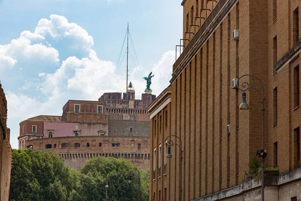 Άποψη του μουσείου Castel Sant Angelo μέσα από έναν από τους δρόμους — Φωτογραφία Αρχείου