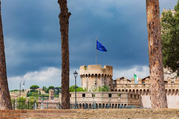 Kilátás Castel Sant Angelo, Szent Giovanni bástya, Eu zászló. Felhős nyári nap — Stock Fotó
