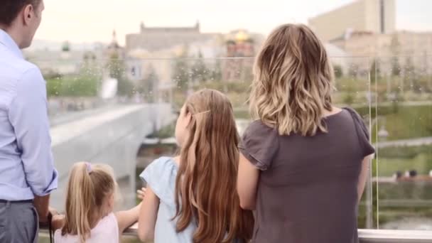 Ευτυχισμένη οικογένεια που απολαμβάνει από το Overlook footbridge view στέκεται με την πλάτη τους — Αρχείο Βίντεο