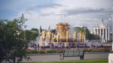 İnsanlar VDNH 'deki Milletler Dostluğu Pınarının yanında dinleniyor.