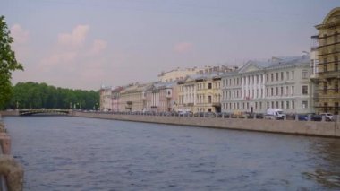 Saint-Petersburg 'daki Fontanka Nehri seti, trafik sıkışık.