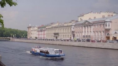 Saint-Petersburg 'daki Fontanka Nehri seti, turistlerle dolu bir tekne.