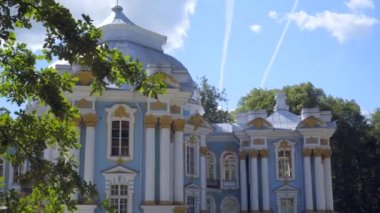 Alexandrovsky Park 'taki yapay adadaki Pavilion Hermitage' a yürüyorum.