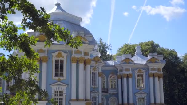 Séta a pavilon remetelak a mesterséges sziget Alexandrovszkij Park — Stock videók