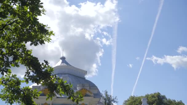 Caminhando até o Pavilhão Hermitage na ilha artificial no Alexandrovsky Park — Vídeo de Stock