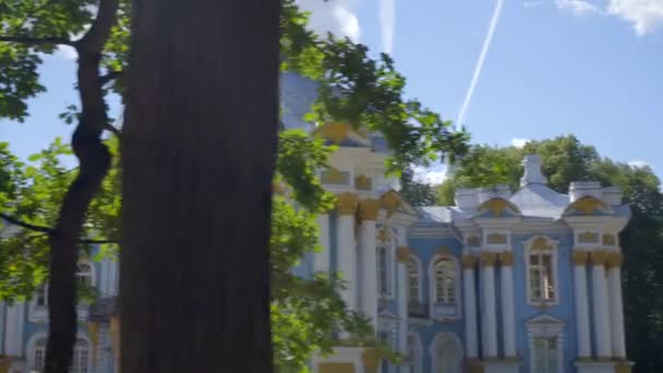 Walking to Pavilion Hermitage on artificial island in Alexandrovsky Park — Stock Footage Walking to Pavilion Hermitage on artificial island in Alexandrovsky Park Royalty Free Stock Video
