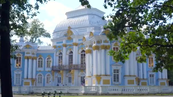 Procházka do Pavilonu Hermitage na umělém ostrově v Alexandrovském parku — Stock video