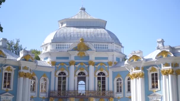 Wandelen naar Paviljoen Hermitage op kunstmatig eiland in Alexandrovsky Park — Stockvideo
