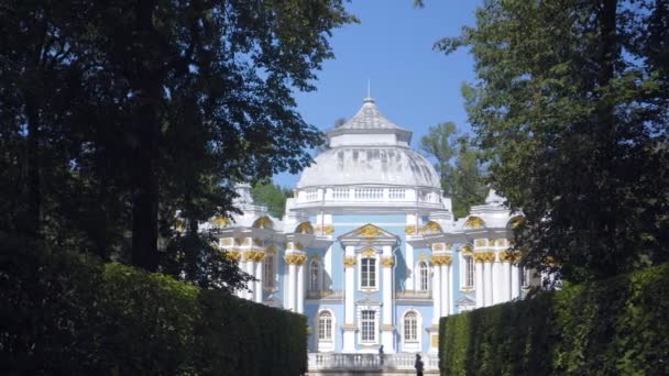 Alexandrovsky Park 'taki yapay adadaki Pavilion Hermitage' a yürüyorum. — Stok video