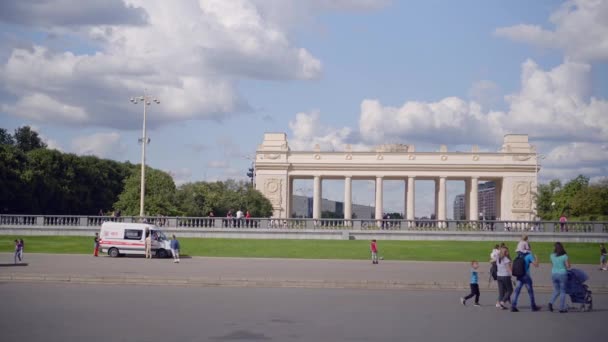 Gorky Park Müzesi 'nin yanındaki ambulans arabası. Popüler manzaraya merkezi giriş — Stok video