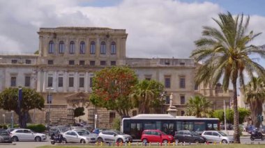 Porta dei Greci ya da Yunanlıların Kapısı manzarası Palermo 'nun yoğun trafiği, güneşli bir gün