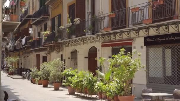 Palermos vie lente mesurée. Une rue confortable, cyclistes, homme assis à table dans un café — Video
