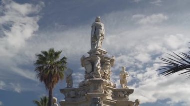 İspanya ve Portekiz Kralı IV. Philip Habsburg, Villa Bonnano 'nun mermer anıtı.