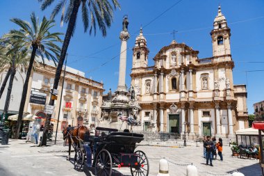 San Domenico Kilisesi, Lekesiz Gebelik Sütunu, siyah taşıma