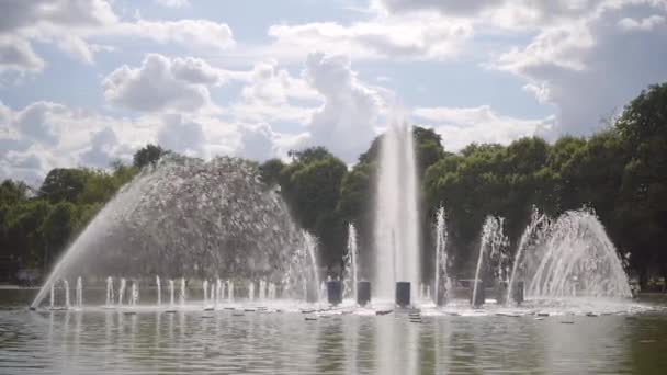 La gente camina cerca de la Fuente de la Figura en el parterre del Parque Gorki, Moscú — Vídeos de Stock