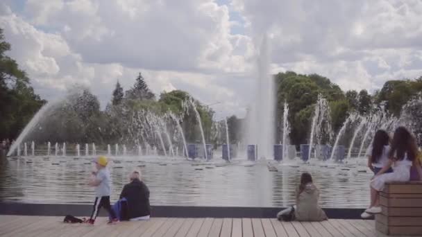 As pessoas caminham perto da fonte Figura no parterre de Gorky Park, Moscou — Vídeo de Stock