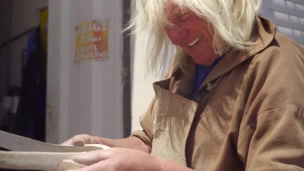 Starší šedovlasý laskavý mistr tesař zkouší dřevěné detaily — Stock video