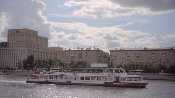 Gledelig båt flyter forbi det russiske forsvarsdepartementet. – stockvideo