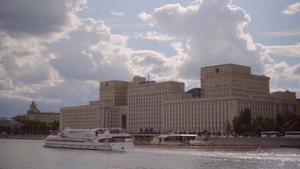 Barco de prazer passa pelo Ministério da Defesa da Federação Russa — Vídeo de Stock