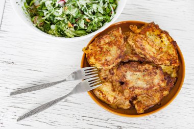 hamuru ile dereotu bir tabak kızarmış tavuk