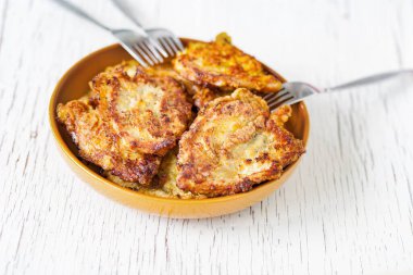 hamuru ile dereotu bir tabak kızarmış tavuk