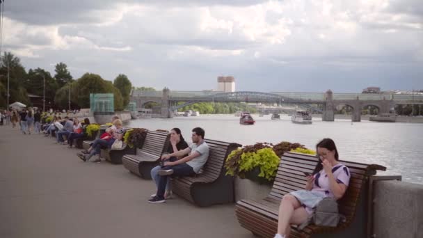 As pessoas caminham no Gorky Park of Culture and Recreation, aterro do rio Moscou — Vídeo de Stock
