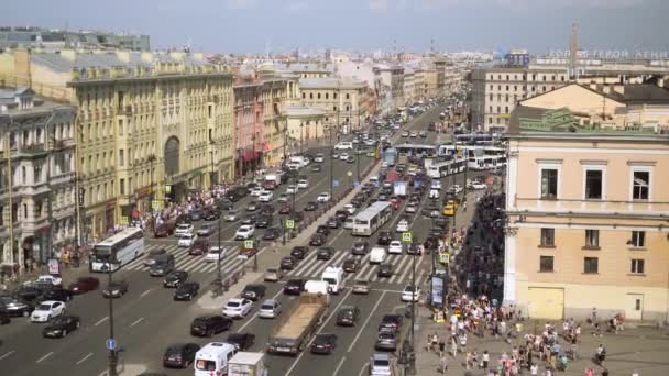 Luchtfoto van de voetgangersoversteek van Ligovsky prospect, treinstation Moskou — Stockvideo