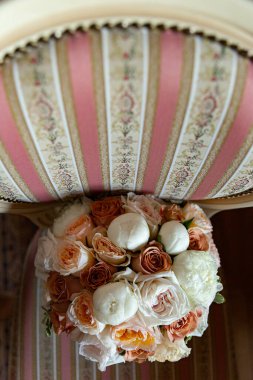 Gelin için güzel renkli bir düğün buketi. Renkli çiçeklerin güzelliği. Bir demet çiçek yakın plan. Gelin aksesuarları. Kız için kadın dekorasyonu. Evlilik ve evli çiftler için detaylar